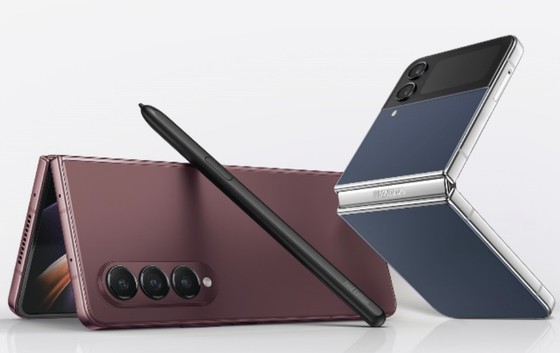 Galaxy Z Fold4 バーガンディレッドとGalaxy Z Flip4 ネイビーブルー