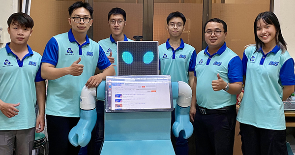 Nhóm sinh viên sáng chế robot y tá thông minh