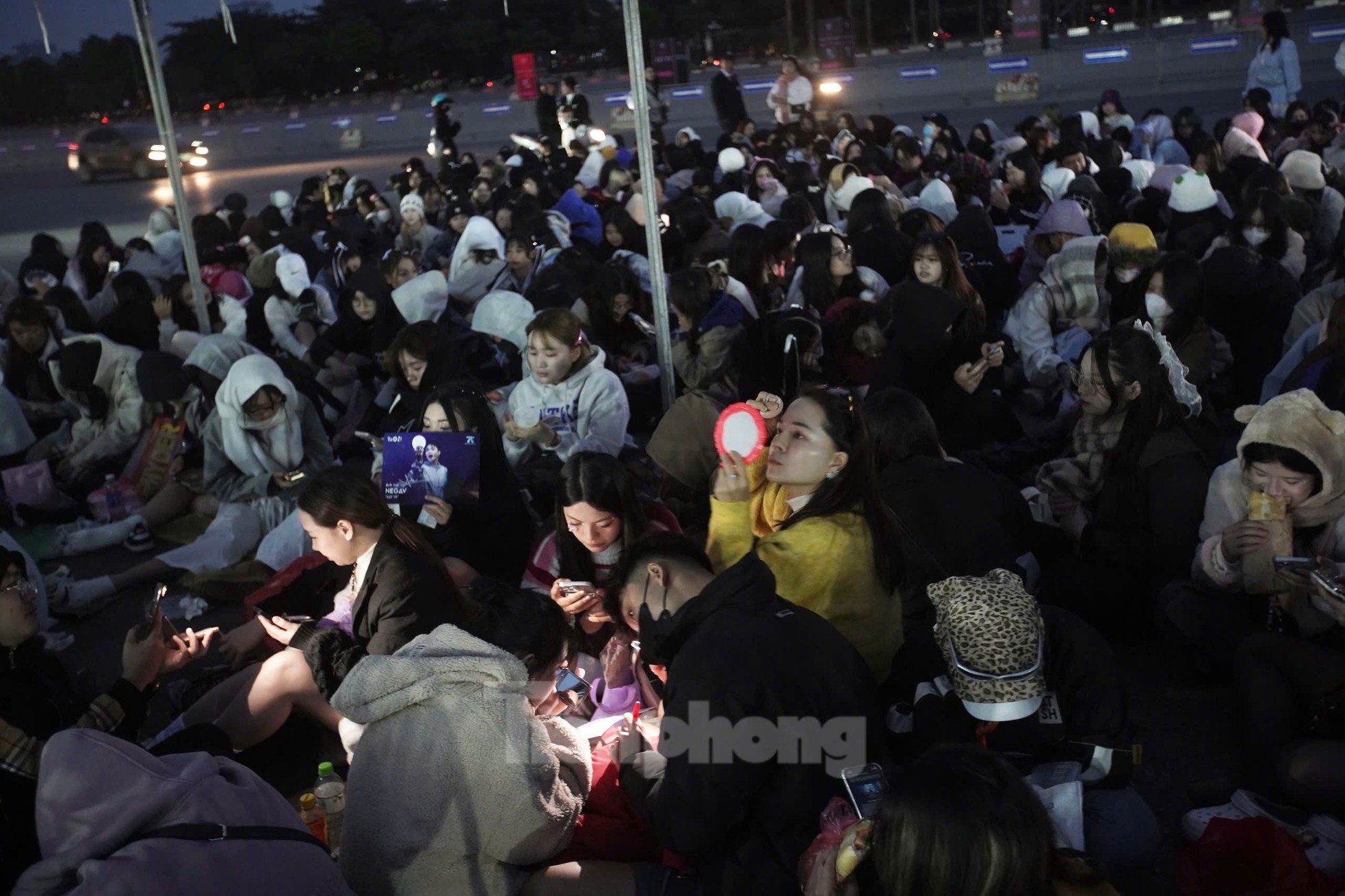 Largas filas de espectadores cubiertos con bufandas, sentados y durmiendo justo frente al Estadio My Dinh, foto 17