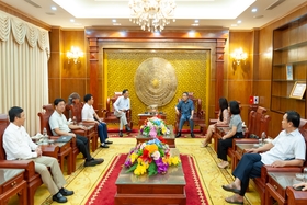 Standing Vice Chairman of the Provincial People's Committee Ha Sy Dong works with the Vietnam Cassava Association