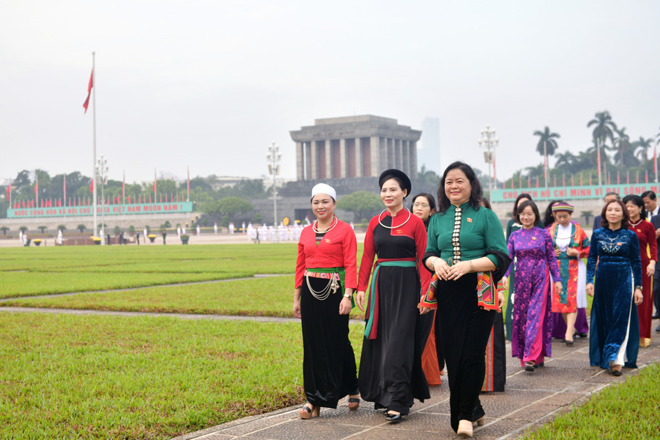 Nach der Zeremonie kehrten die Abgeordneten der Nationalversammlung in das Gebäude der Nationalversammlung zurück, um eine vorbereitende Sitzung abzuhalten. Foto: Quochoi.vn