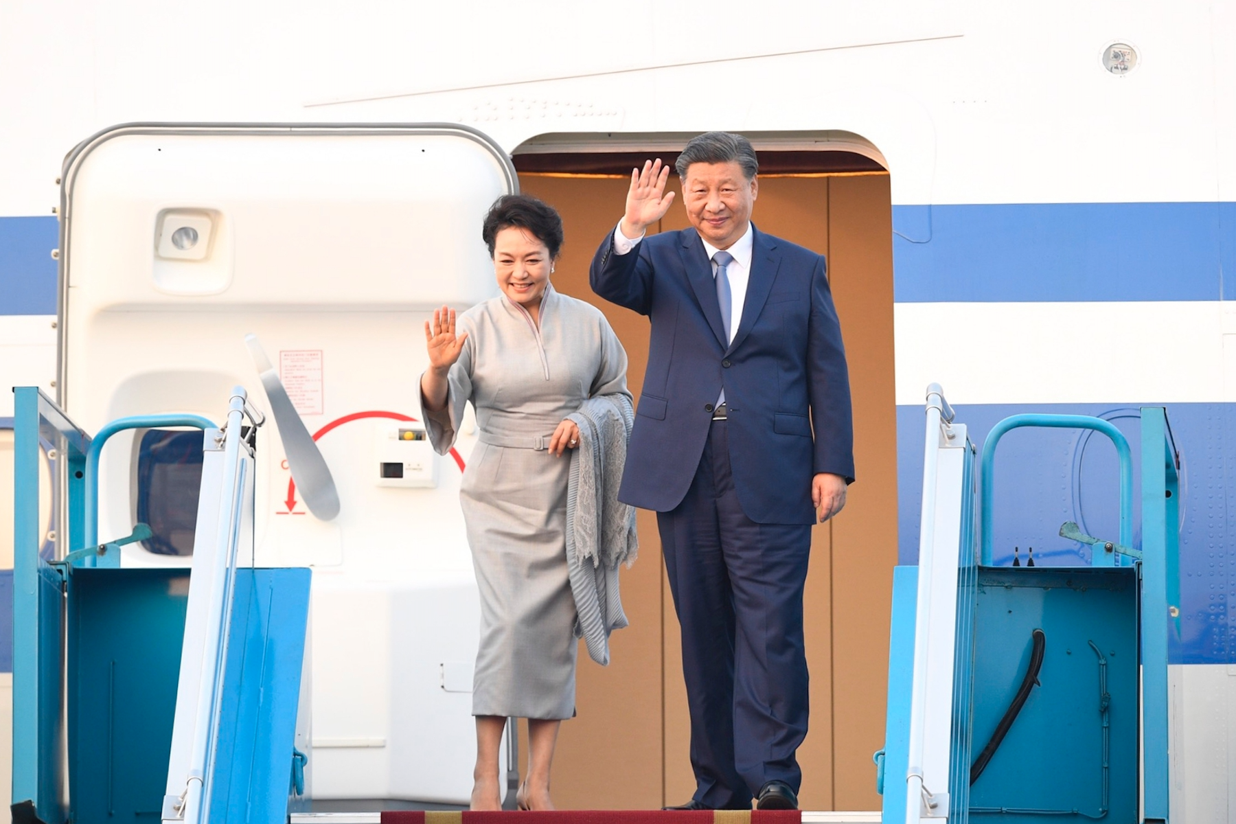 Der Moment, als Herr Xi Jinping und seine Frau Hanoi verließen