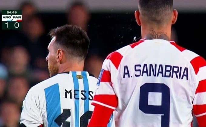 Sanabria (à droite) crache sur Messi lors du match Argentine - Paraguay. Photo : Youtube