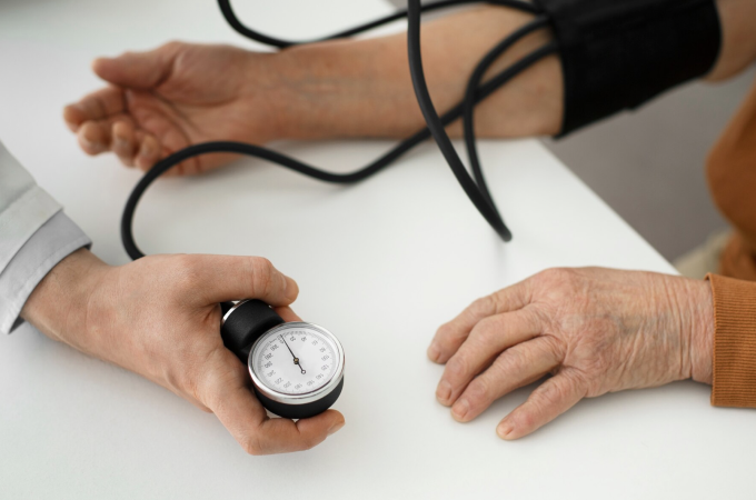 High blood pressure can be caused by lifestyle factors such as lack of exercise, eating a lot of processed foods, drinking alcohol... Photo: Freepik