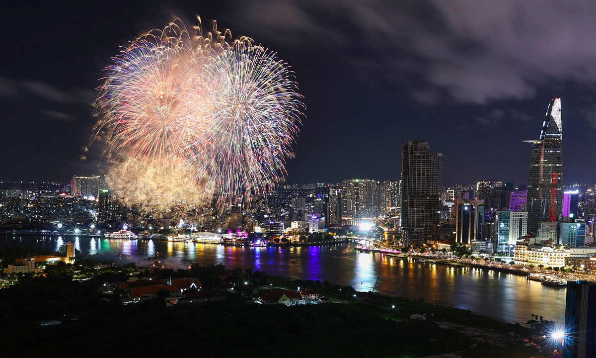 Des feux d'artifice illuminent le ciel de Ho Chi Minh-Ville le soir du 2 septembre