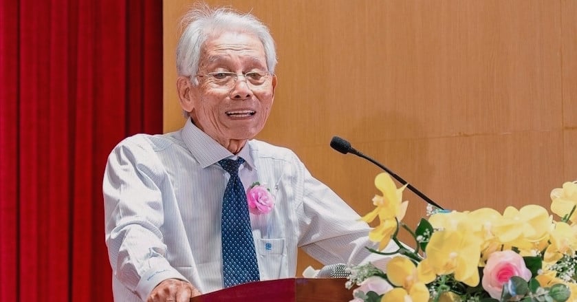 89-year-old associate professor donates 2 billion VND to poor students