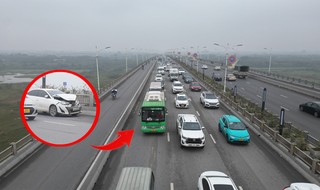 Die Vinh-Tuy-Brücke war nach einem Unfall zwischen zwei Autos von morgens bis mittags verstopft.