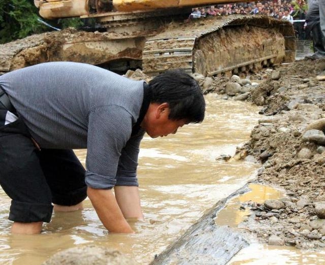 Anh nông dân đào được cây gỗ 'đen sì' dài 20m, nghi là 'Đông phương thần mộc' trị giá hơn 350 tỷ đồng, hiện trường lập tức được phong tỏa - Ảnh 4.