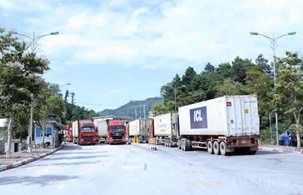 Bustling import and export of goods through border gates in Lang Son province