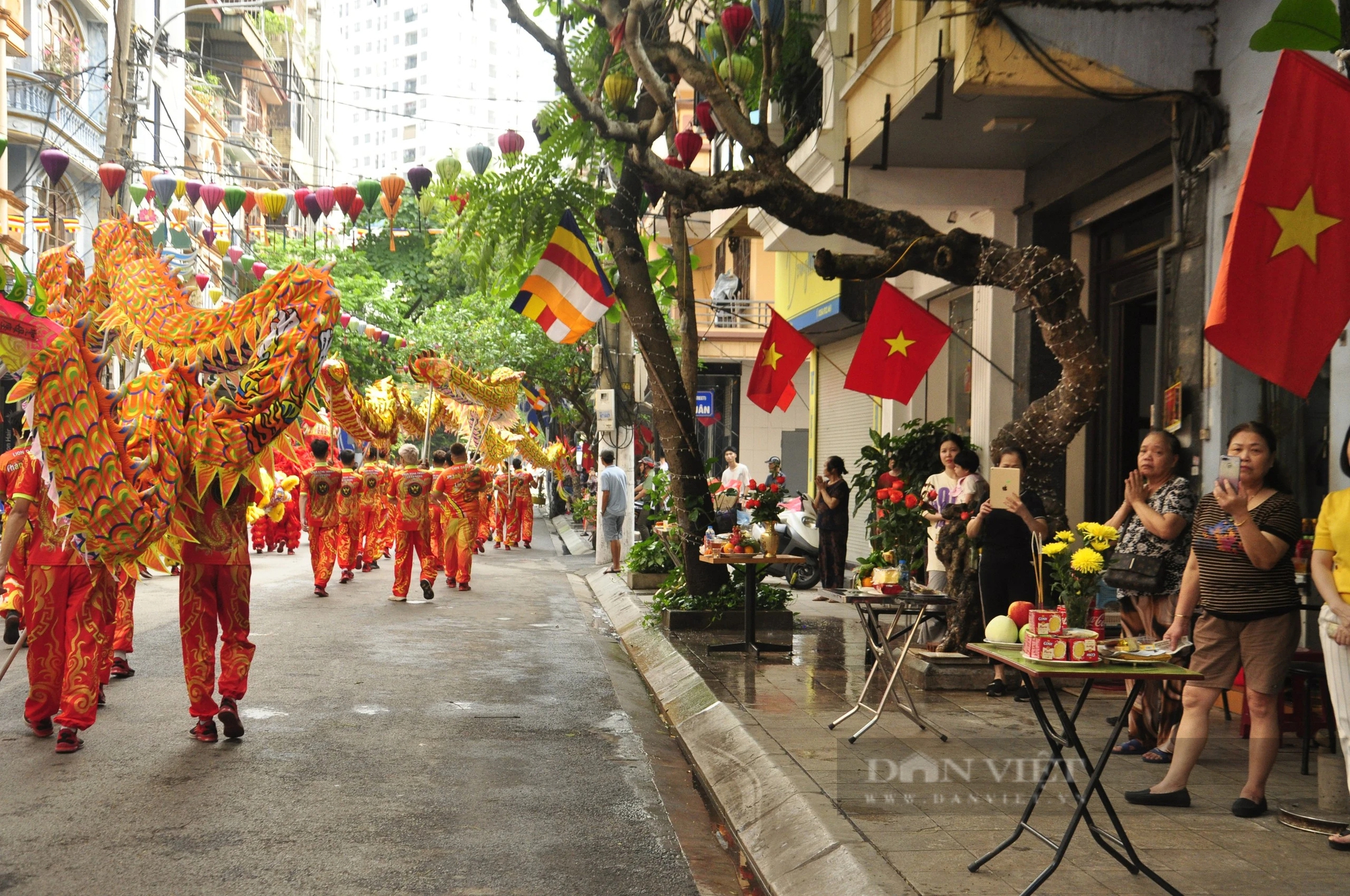 Theo chân đoàn rước Đức Ông Trần Quốc Nghiễn vi hành cung đường ngắm hoàng hôn đẹp nhất Hạ Long- Ảnh 12.