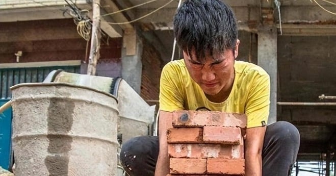 건설 노동자로 생계를 이어가고 아시아 최고의 대학을 졸업한 그 사람은 지금은 어떻게 지내고 있을까?