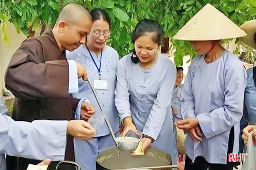 ผู้ป่วยในหมู่บ้านเฮืองซอนได้รับข้าวต้มการกุศล 300 ชามทุกสัปดาห์