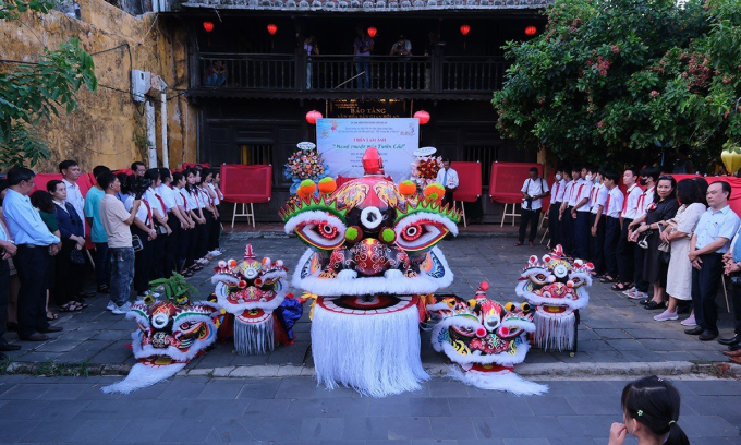 Le Thien Cau, créé par M. Hung, est placé à l'exposition de photos Thien Cau du photographe Quang Hai dans l'enceinte du Musée de la culture populaire de Hoi An, l'après-midi du 27 septembre. Photo : Nguyen Dong