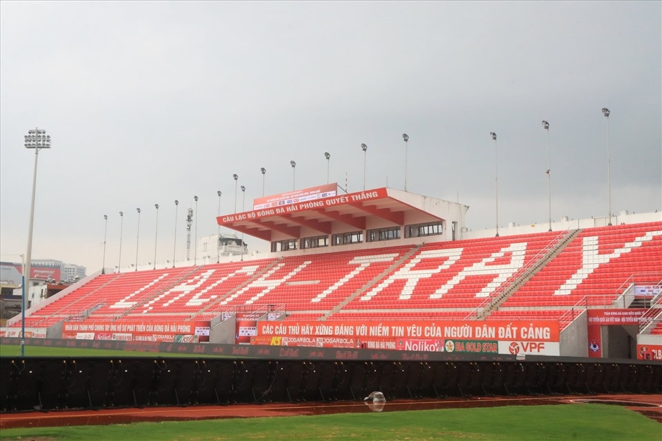 The green grass creates favorable conditions for the players to compete.