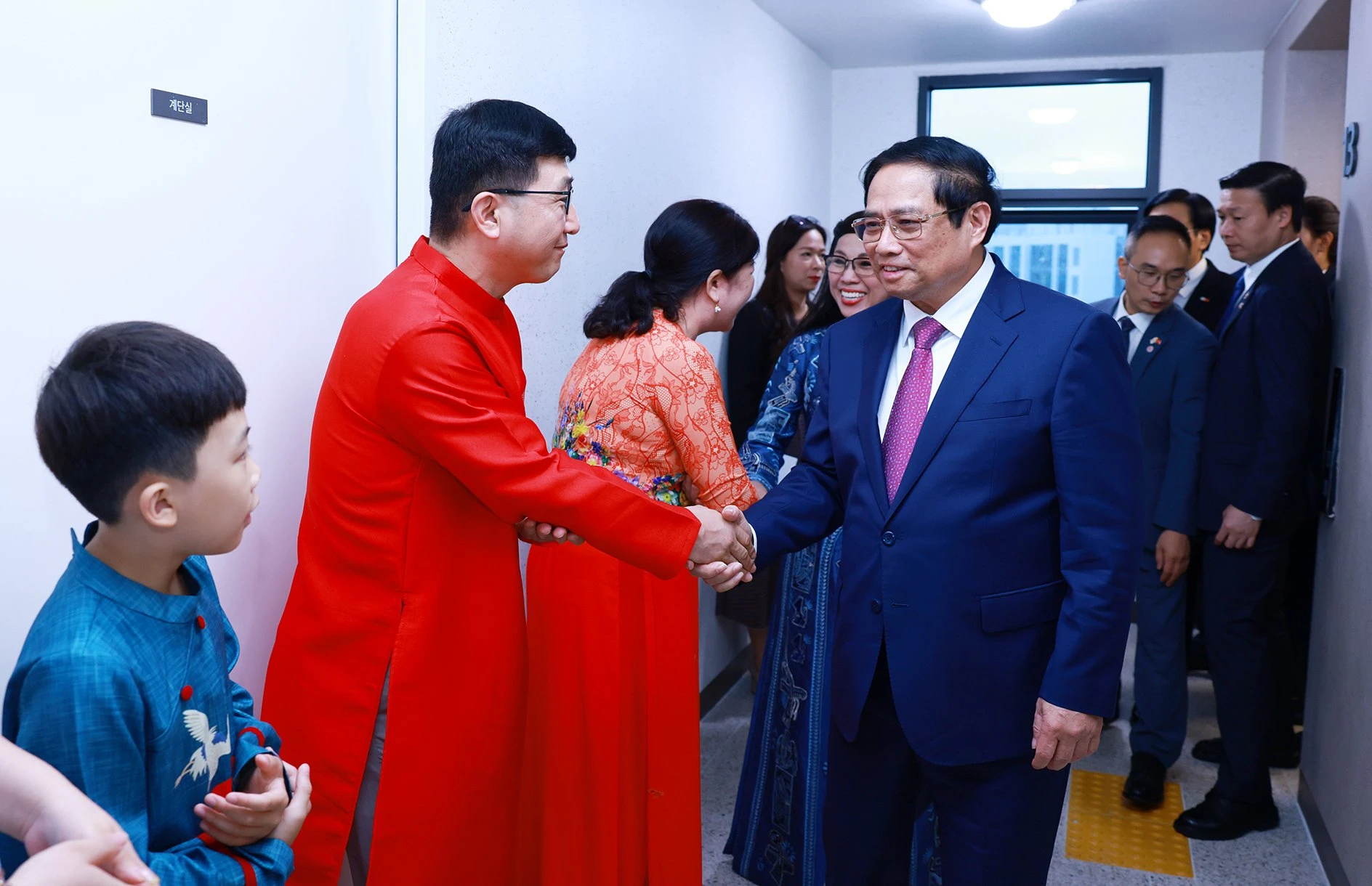 Le Premier ministre et son épouse rendent visite à une famille multiculturelle coréenne-vietnamienne