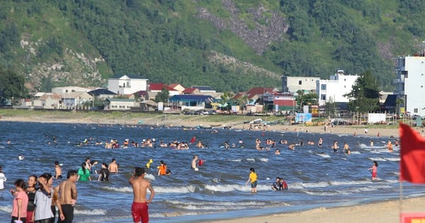 Touristen kommen zum Strand von Thien Cam, um sich abzukühlen