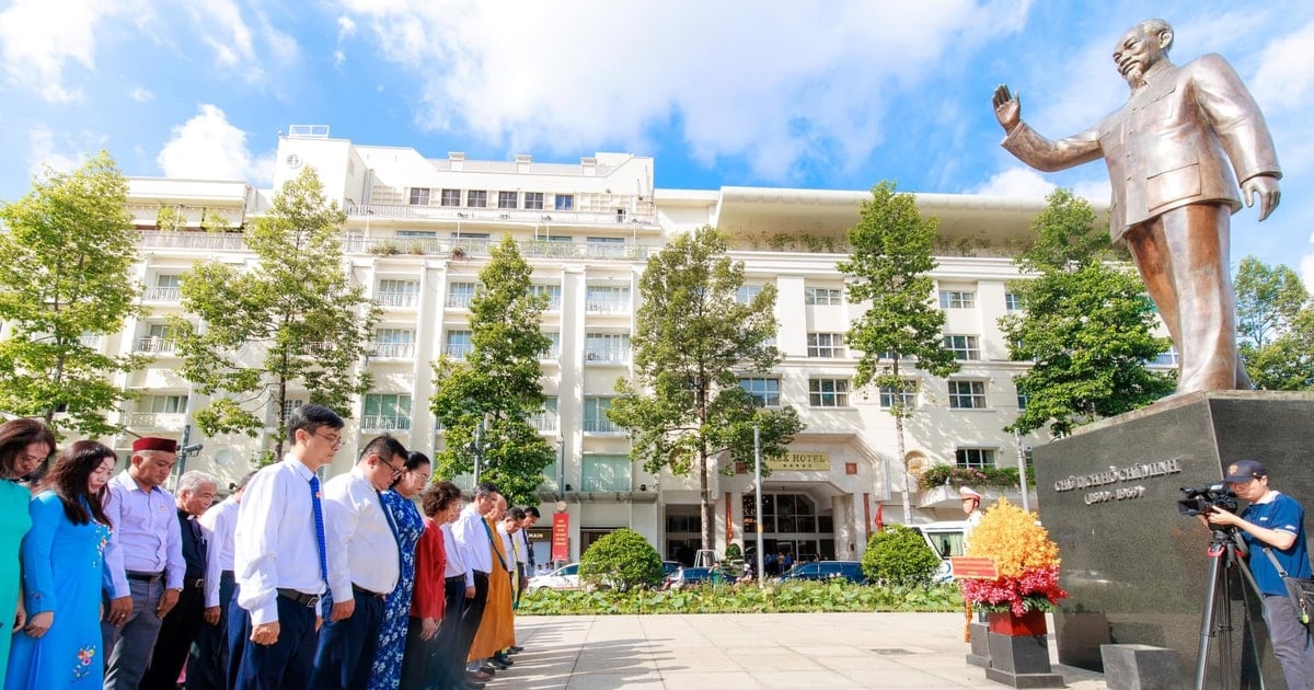 Offering incense in memory of President Ho Chi Minh and President Ton Duc Thang before the Congress of Delegates of the Vietnam Fatherland Front in Ho Chi Minh City, term 2024-2029