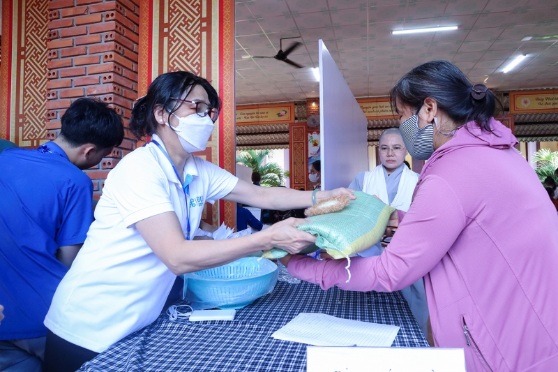 Medical examination team gives gifts to people