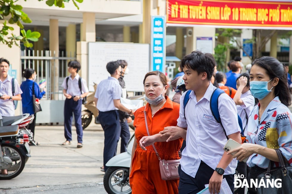 Sát cánh bên con trong kỳ thi