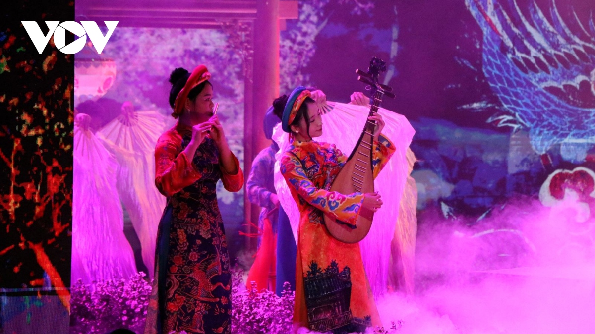 Dac sac dem hoi ao dai xu hue hinh anh 5