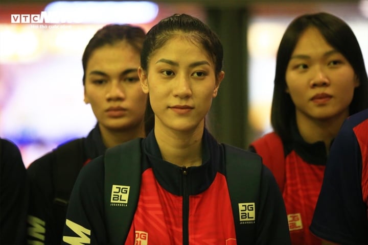 Kieu Trinh sourit doucement le jour de son retour. Elle est l’un des piliers de l’équipe et est associée au titre de « reine de beauté » de l’équipe féminine vietnamienne de volley-ball.