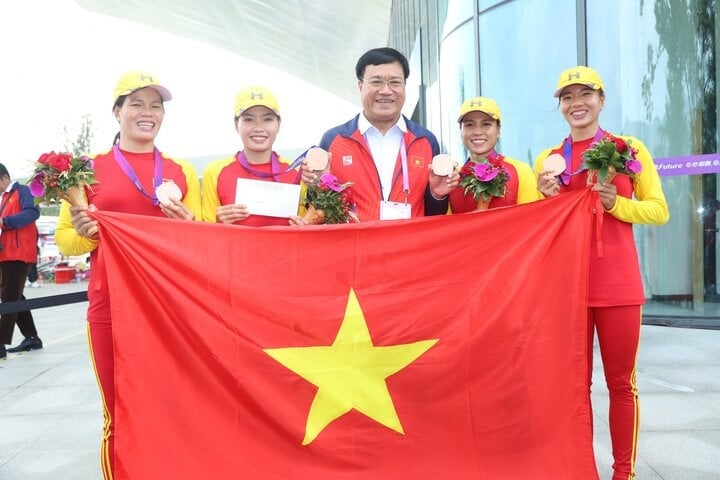 El Sr. Dang Ha Viet entrega una bonificación al equipo de remo vietnamita. (Foto: Tam Ninh)