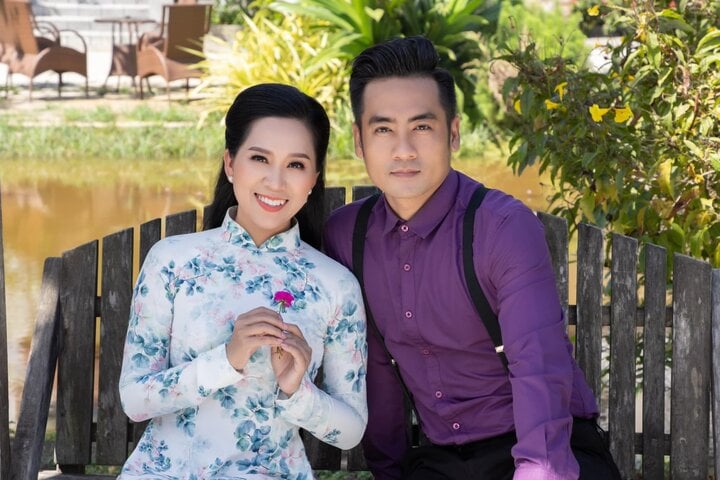 Hong Phuong est choyée par son beau mari.