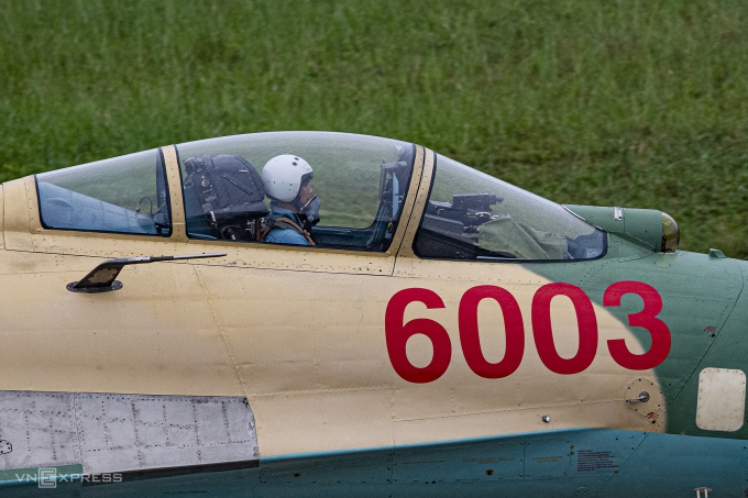 Lieutenant Colonel Bui Dinh Thao controls the plane to the parking lot after completing the bombing test, July 20. Photo: Giang Huy