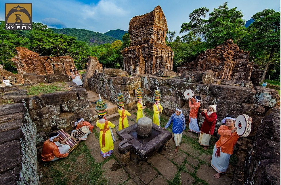 Vũ điệu Chăm Pa bên tháp Chàm  (Nguồn: Trang thông tin Di sản văn hoá thế giới Mỹ Sơn)