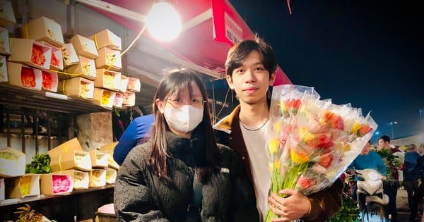 Young people bustling to the flower market at night before International Women's Day March 8