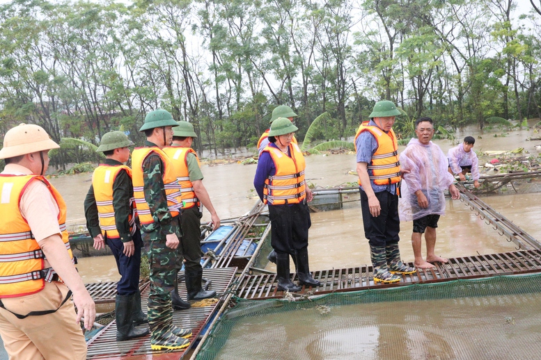 Phó Thủ tướng Thường trực Chính phủ Nguyễn Hòa Bình thăm hỏi, động viên người dân nuôi thủy sản tại Hà Nam. Ảnh: Công an Hà Nam