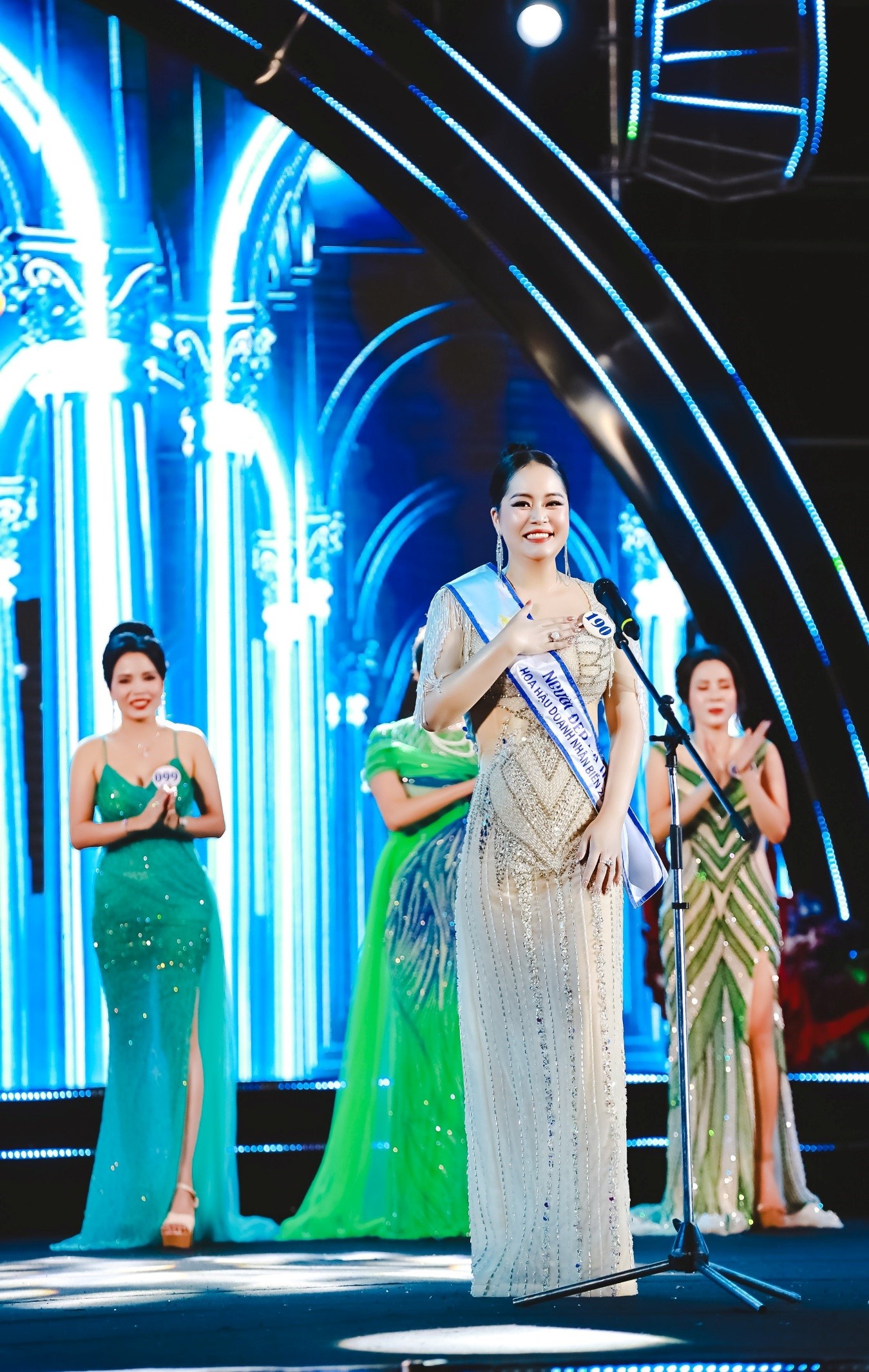 Trương Thị Tú Anh ứng xử thông minh đã đăng quang Hoa hậu doanh nhân Biển 2023 - Ảnh 6.