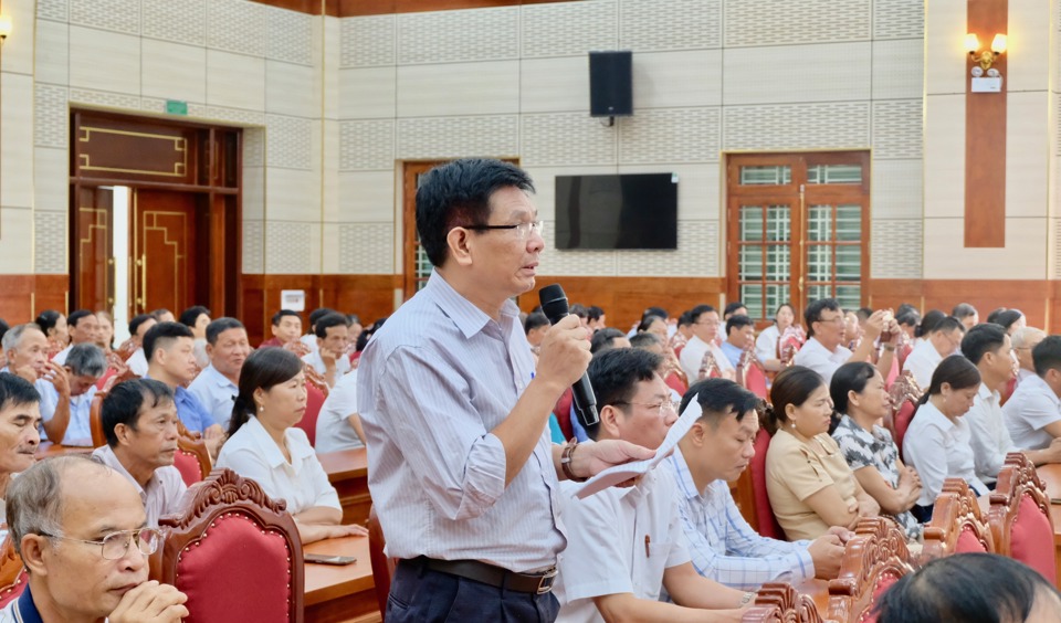 Los delegados de la ciudad de Phuc Tho dieron sus opiniones en la conferencia.