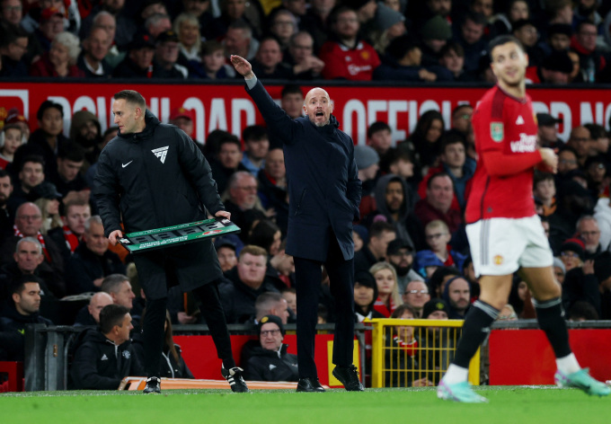 L'entraîneur Ten Hag dirige le match entre Man Utd et Newcastle en huitièmes de finale de la Coupe de la Ligue anglaise à Old Trafford le 1er novembre. Photo : Reuters