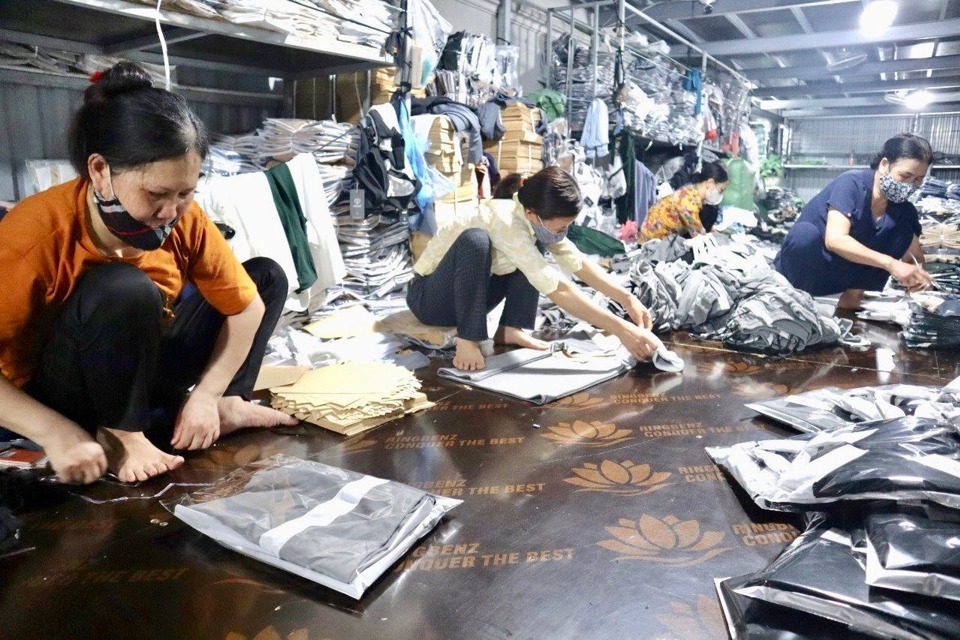 El pueblo de artesanos de sastrería de la comuna de Tam Thuan acaba de ser reconocido como pueblo artesanal de Hanoi por el Comité Popular de Hanoi.