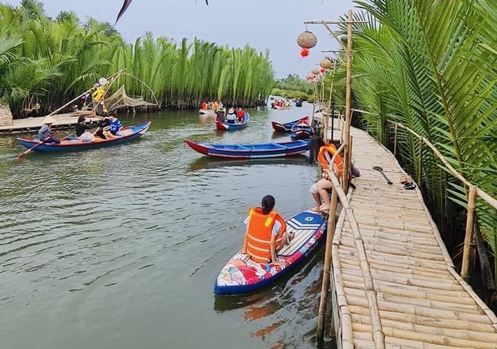 Tinh Khe water coconut forest (xatilde; Tinh Khecirc;) with its beautiful scenery also attracts many people to come and enjoy.