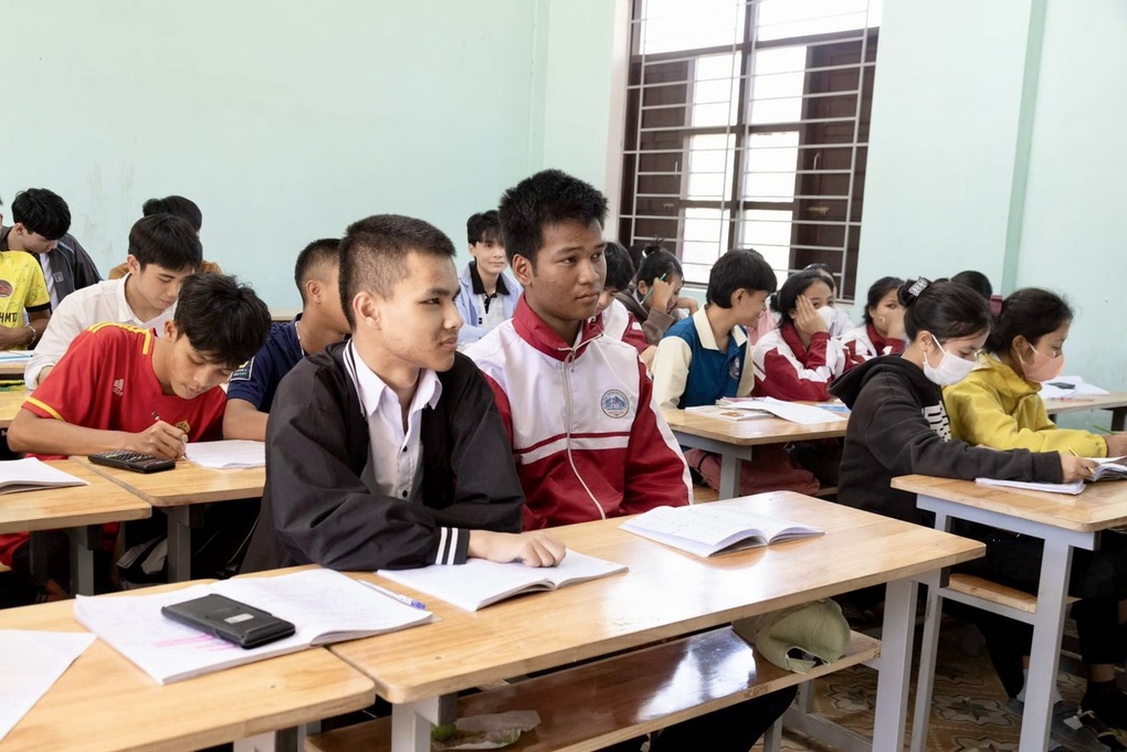 Cậu học trò mỗi ngày đứng ở cổng trường và câu chuyện xúc động phía sau - 3