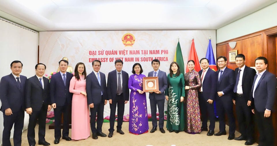 អនុលេខាអចិន្ត្រៃយ៍គណៈកម្មាធិការបក្សទីក្រុង Nguyen Thi Tuyen បានអញ្ជើញទៅសួរសុខទុក្ខ និងជូនអំណោយដល់មន្ត្រី និងបុគ្គលិកនៃស្ថានទូតវៀតណាមប្រចាំនៅអាហ្វ្រិកខាងត្បូង។ 