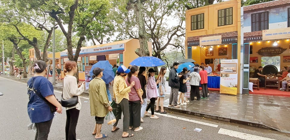 Les touristes découvrent la culture de la file d'attente pendant la période de subvention au Festival d'automne de Hanoi 2024. Photo : Hoai Nam