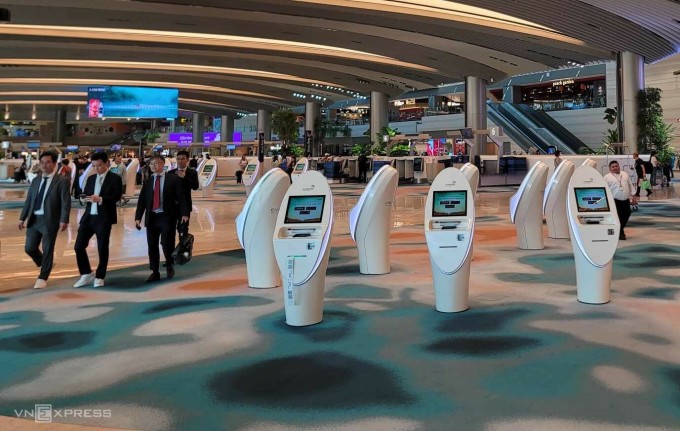 Automatic check-in system at Changi International Airport, Singapore. Photo: Anh Tu