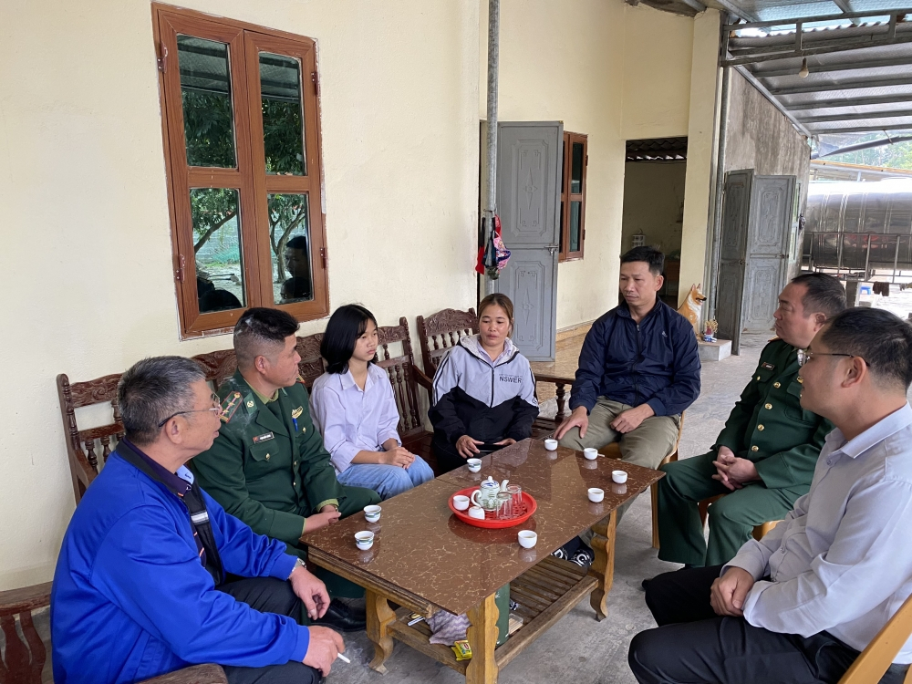 Offiziere und Soldaten der Grenzwache Tra Co besuchten zusammen mit Vertretern des Parteikomitees des Bezirks Tra Co und dem Sekretär der Parteizelle des Wohngebiets die Familie von Vy Thi Lan Anh (Foto von der Einheit bereitgestellt).