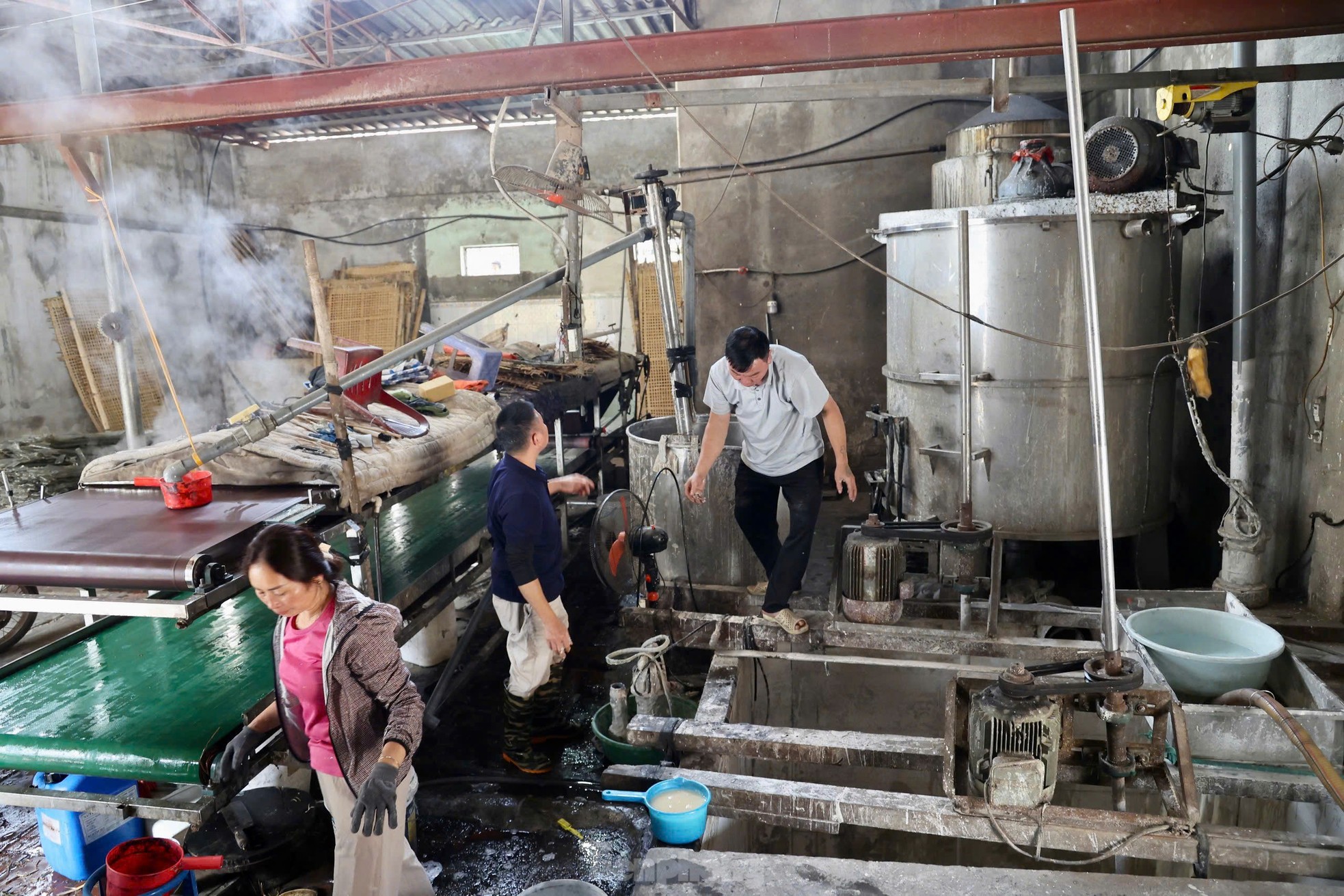 Bustling with Tet in Hanoi's famous vermicelli village photo 1