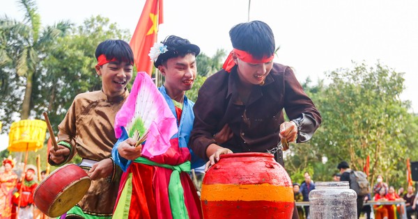 Regardez les hommes rivaliser pour trouver un mari lors d'un festival à Hanoi