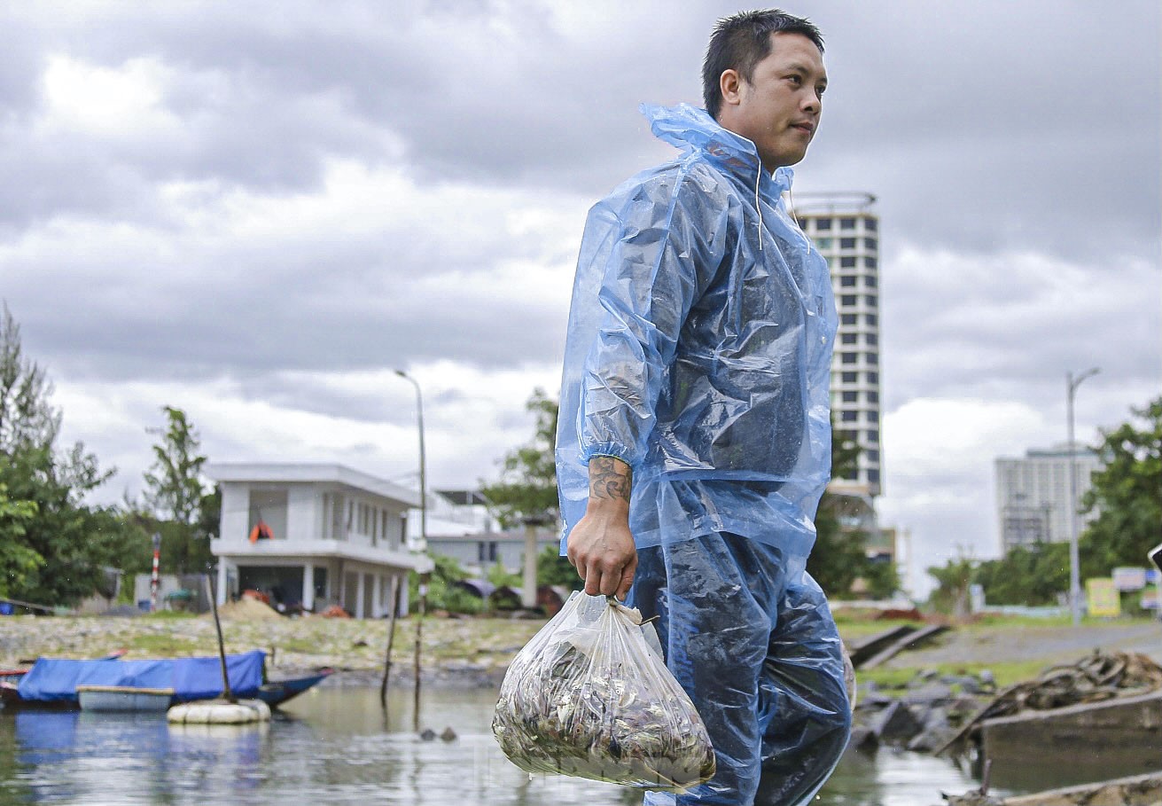 Los pescadores de Da Nang pescan cerca de la costa y ganan millones tras la tormenta (foto 8)