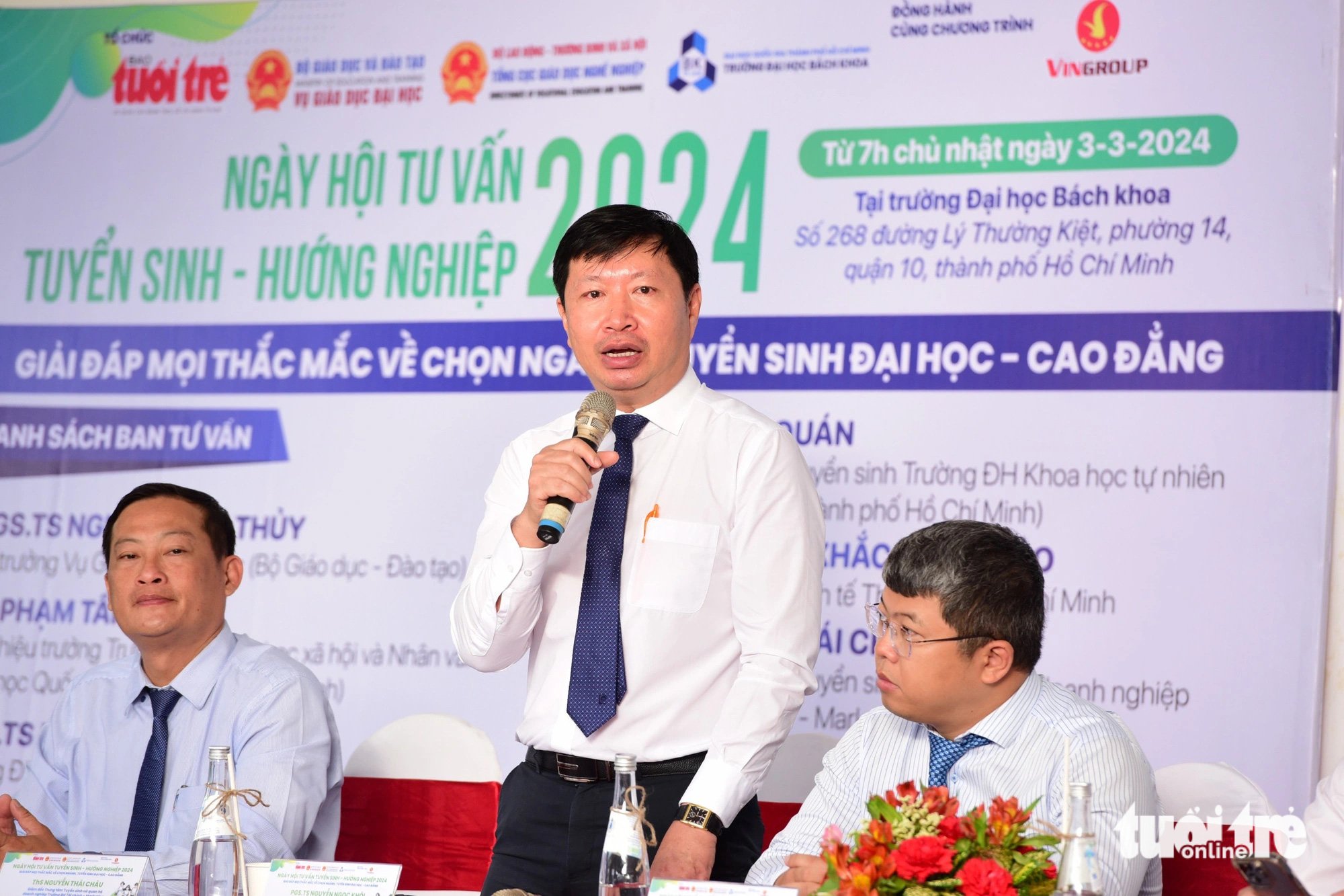 Ban tư vấn giải đáp các thắc mắc của phụ huynh và học sinh - Ảnh: DUYÊN PHAN