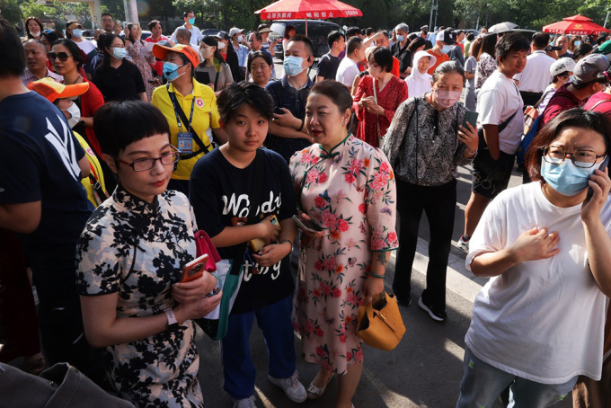 Les parents attendent leurs enfants sur le site d'examen du collège n° 80 de Pékin le matin du 7 juin. Photo : China Daily