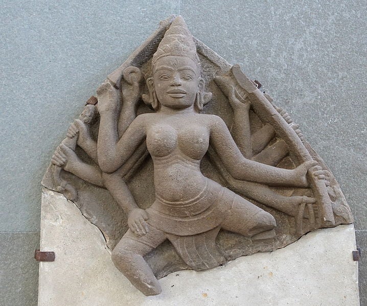 La estatua de piedra arenisca de la diosa Dunga, que data del 10-11 d. C., se conserva actualmente en el Museo Da Nang Cham. Foto del Museo Cham en Da Nang