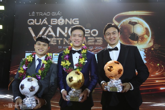 Hoang Duc (middle) took a photo with Pham Tuan Hai (left) and Dang Van Lam at the 2023 Vietnam Golden Ball Awards ceremony, held in Ho Chi Minh City on the evening of February 19. Photo: Duc Dong