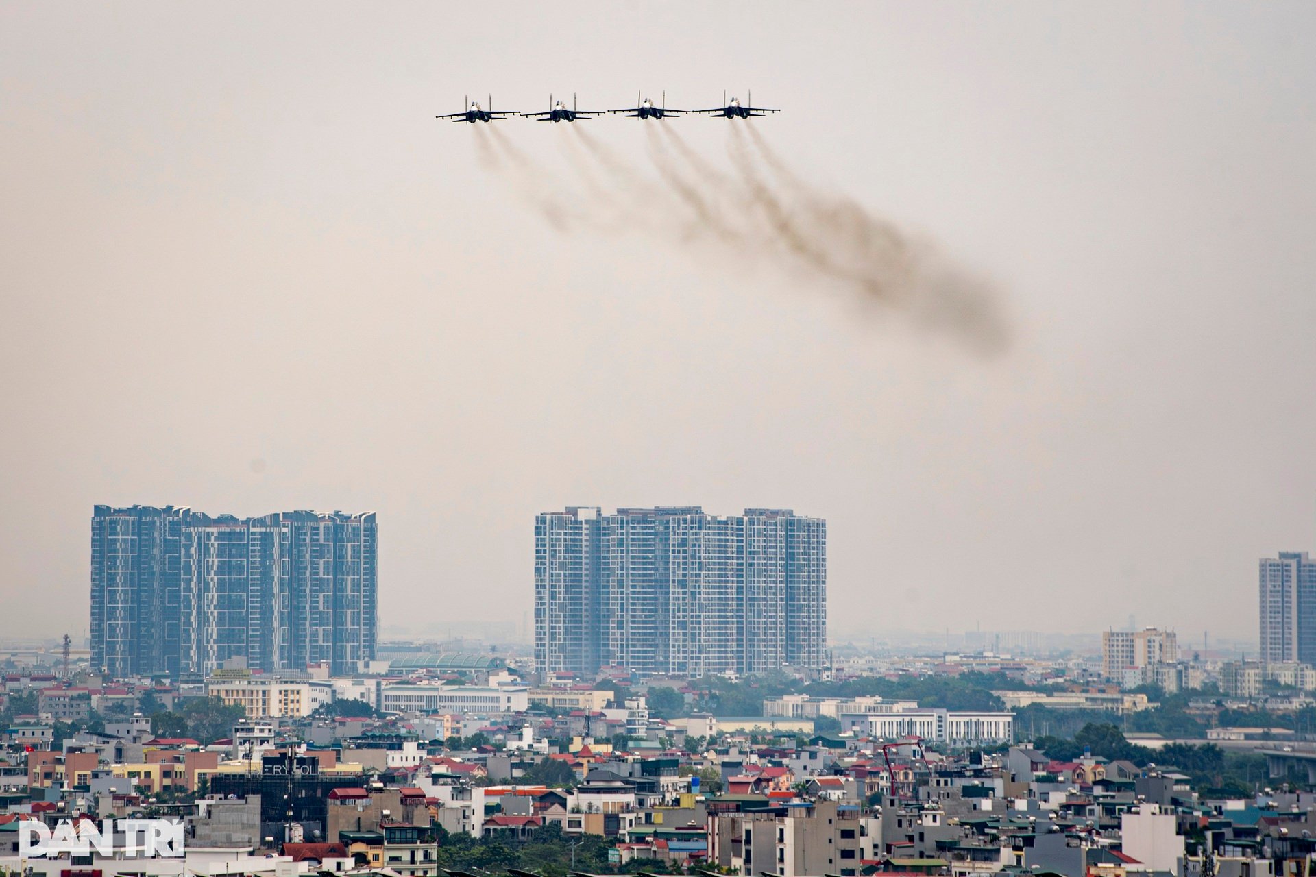 Những phi công huấn luyện hổ mang chúa SU-30MK2 tại Triển lãm Quốc phòng - 13