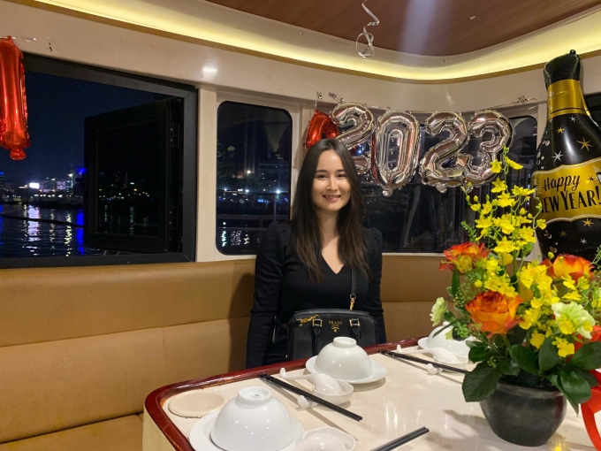 Sasha Mai est assise sur une croisière sur la rivière de Saigon pour accueillir le réveillon du Nouvel An 2023. Photo : Minh Tam